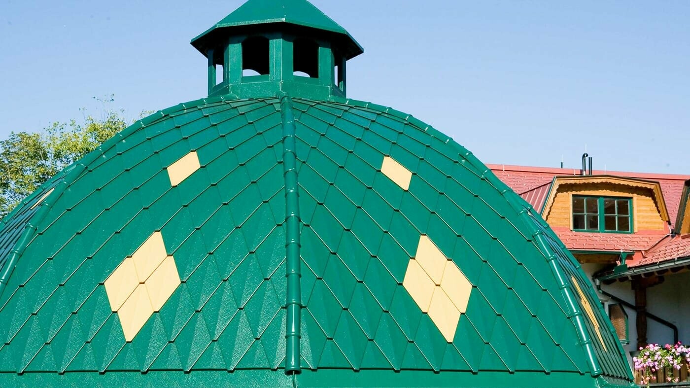 Rund kuppel belagt med PREFA-rombe lille i mosgrøn