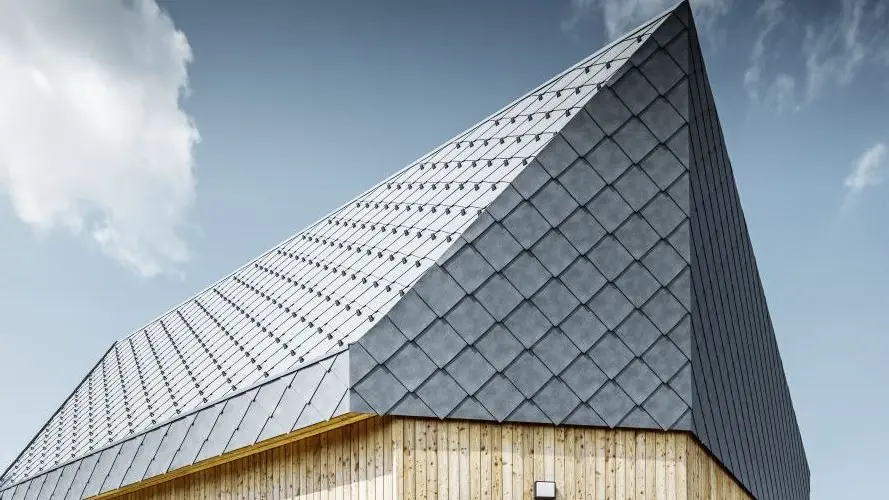 Tag og facade på stationen Rigi Scheidegg støbt i ét stykke med PREFA tag- og vægplader i P.10 stengrå