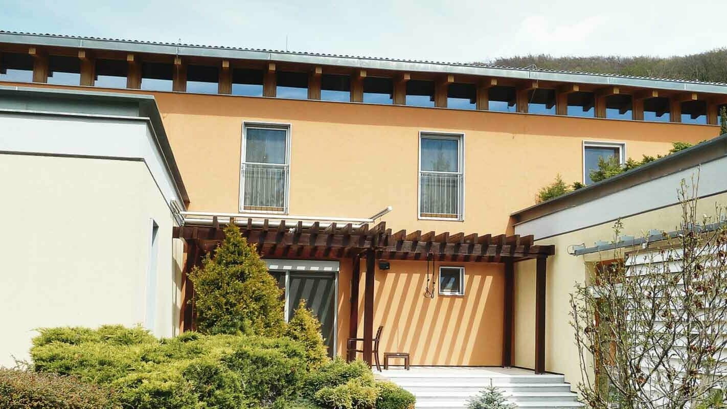 Moderne enfamilieshus før facaderenovering med PREFA facadepanel FX.12 i P.10 antracit, orange facade