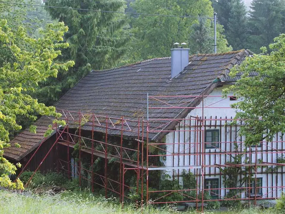 Gammelt parcelhus før tagrenovering med PREFA