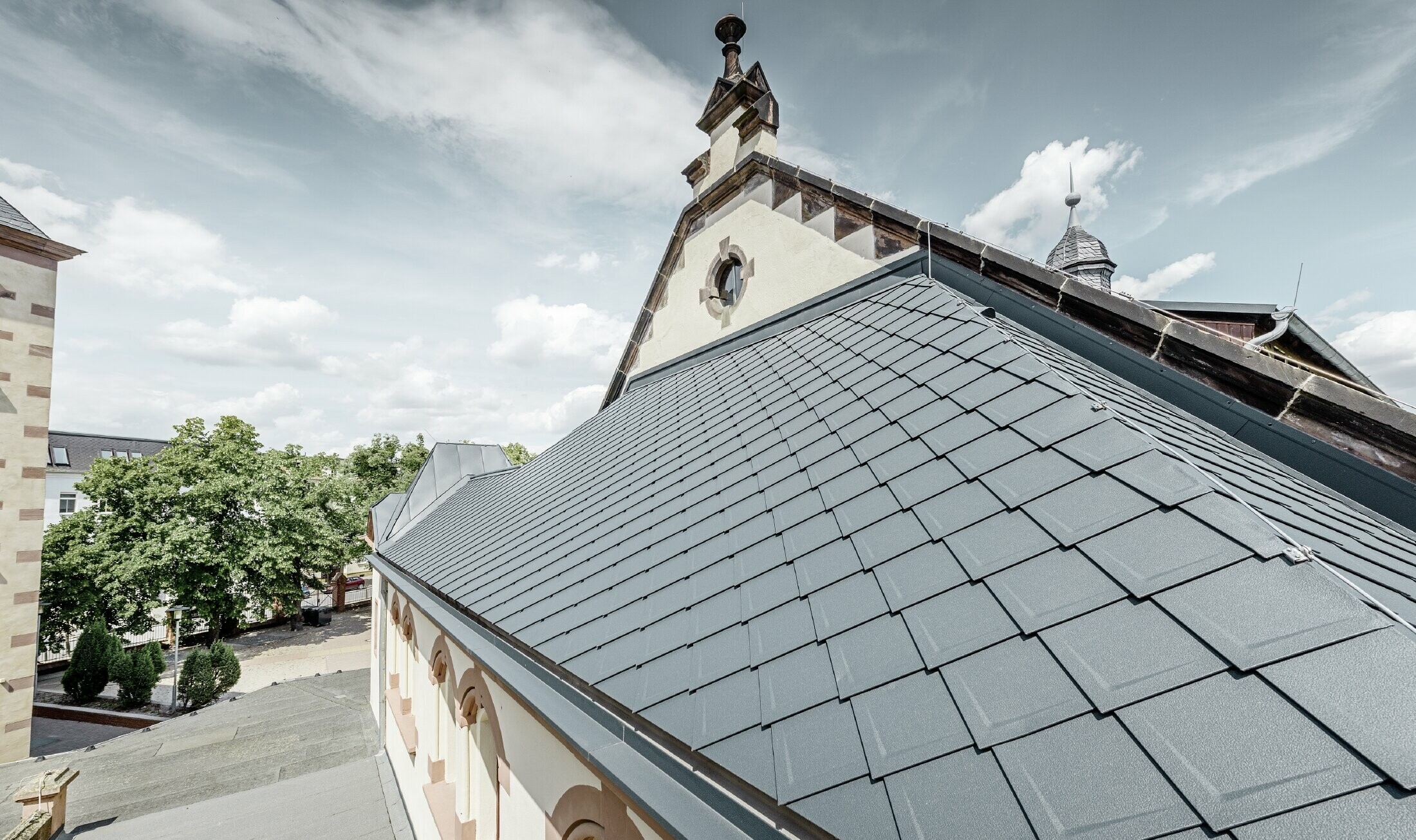 Frisk saneret gymnastiksal i skolen Lutherstadt Wittenberg med et PREFA aluminiumtag. Tagrombe og Prefalz blev lagt i antracit