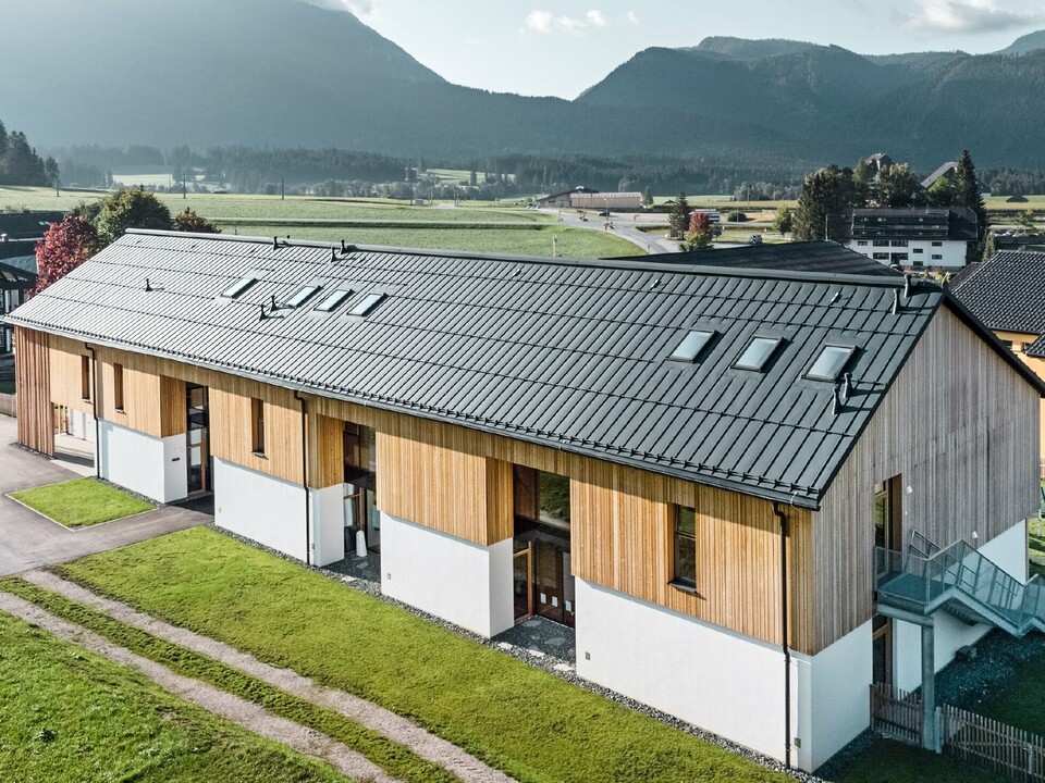Urtebørnehave i Bad Mitterndorf med stort PREFALZ-tag i P.10 antracit og træfacade