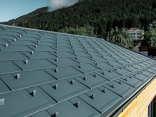 Detaljeret oversigt over den nye aluminiumstagplade R.16 fra PREFA i antracit med træfacade