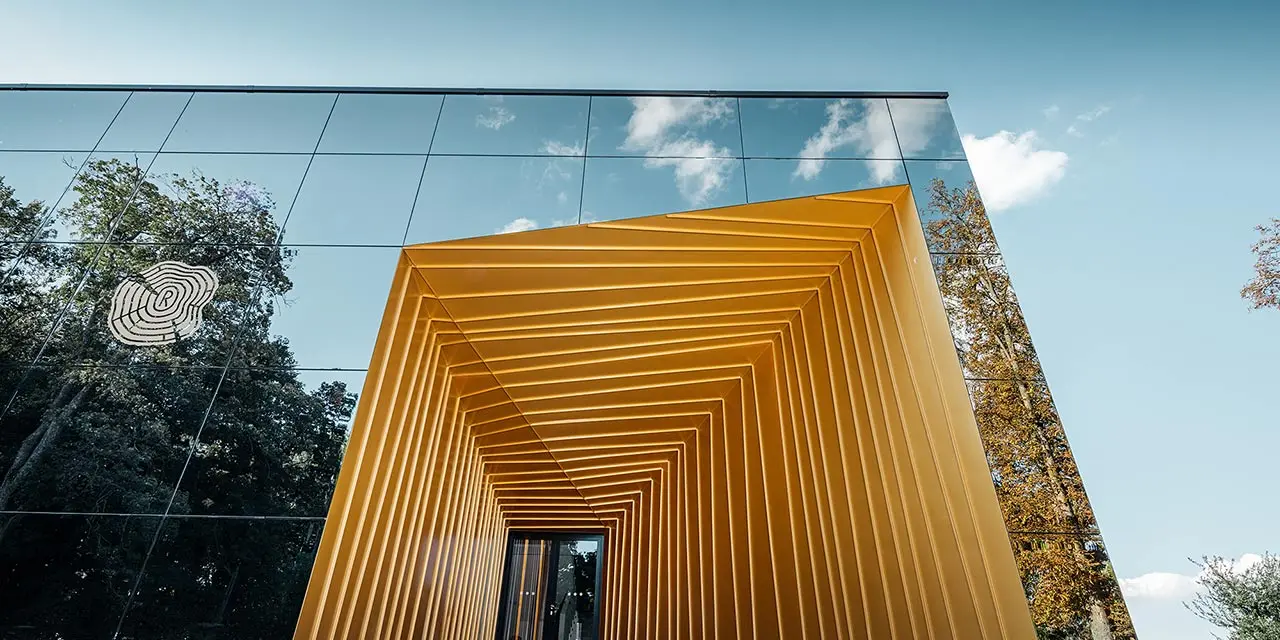 Nybygget vingård Rúbaň med store glasflader og en aluminiumfacade i mayaguld