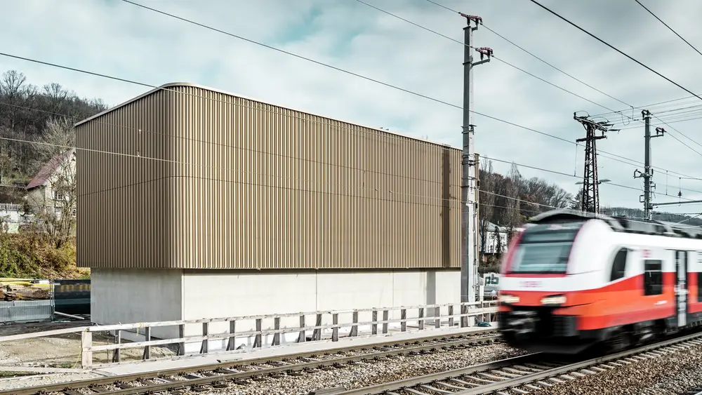 Nærfoto af ÖBB teknisk bygning i Purkersdorf med individuel profil