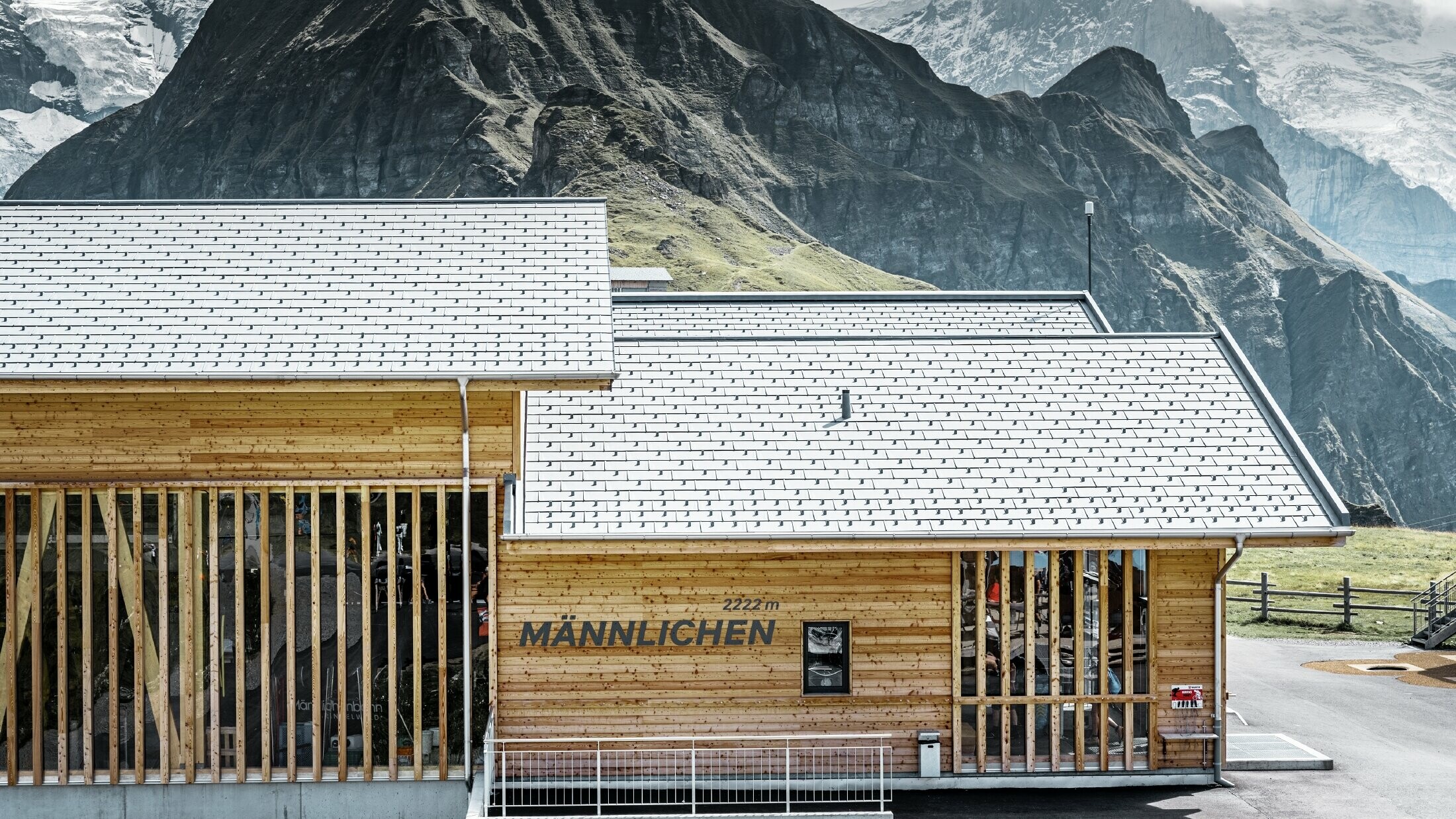 Grindelwald-Männlichen bjergstation med PREFA tagplade R.16 i P.10 stengrå