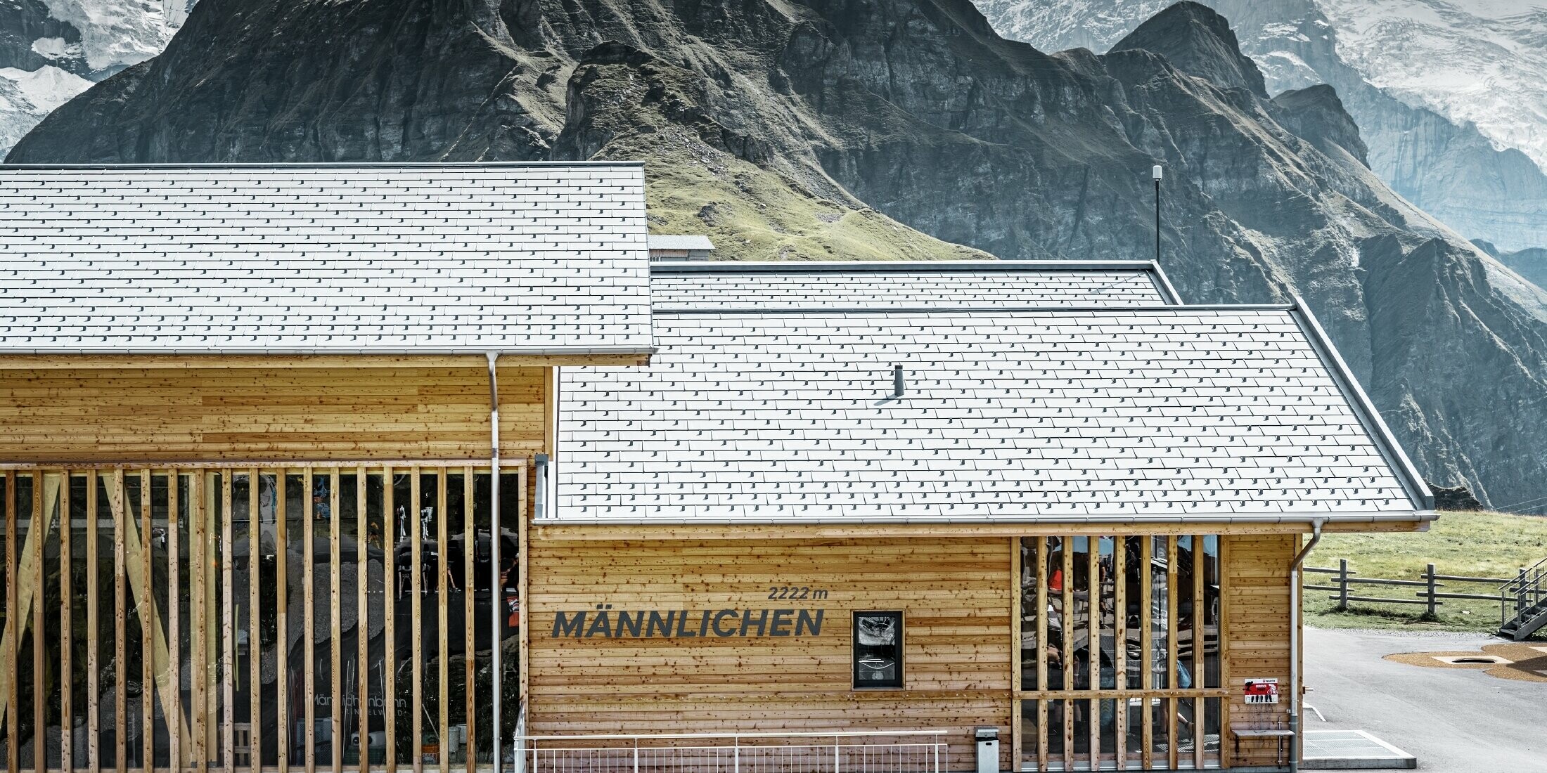 Grindelwald-Männlichen bjergstation med PREFA tagplade R.16 i P.10 stengrå