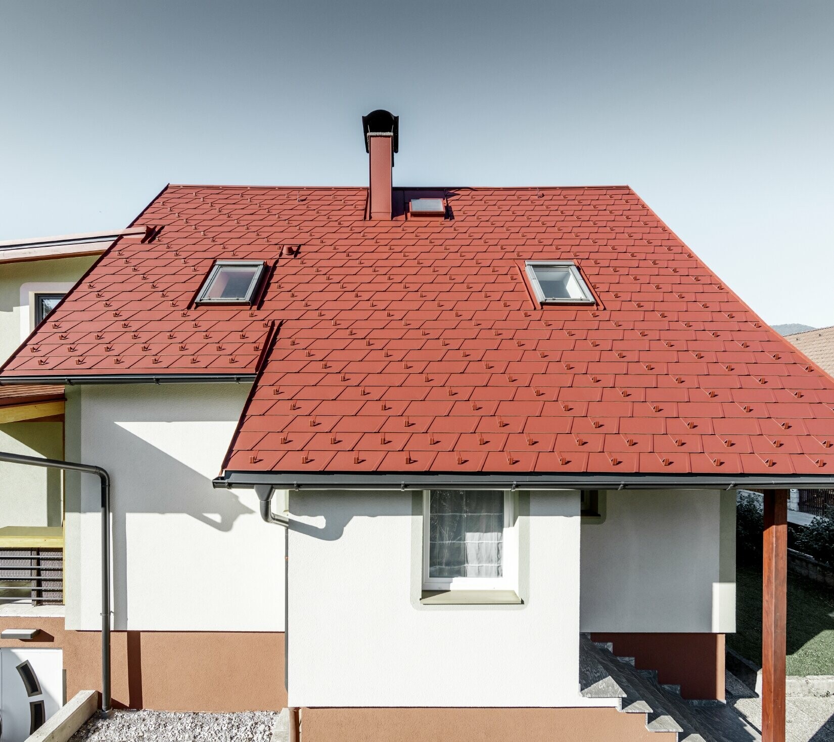 Renoveret enfamilieshus med nyt PREFA-tagspåntag belagt med DS.19 i farven oxidrød.