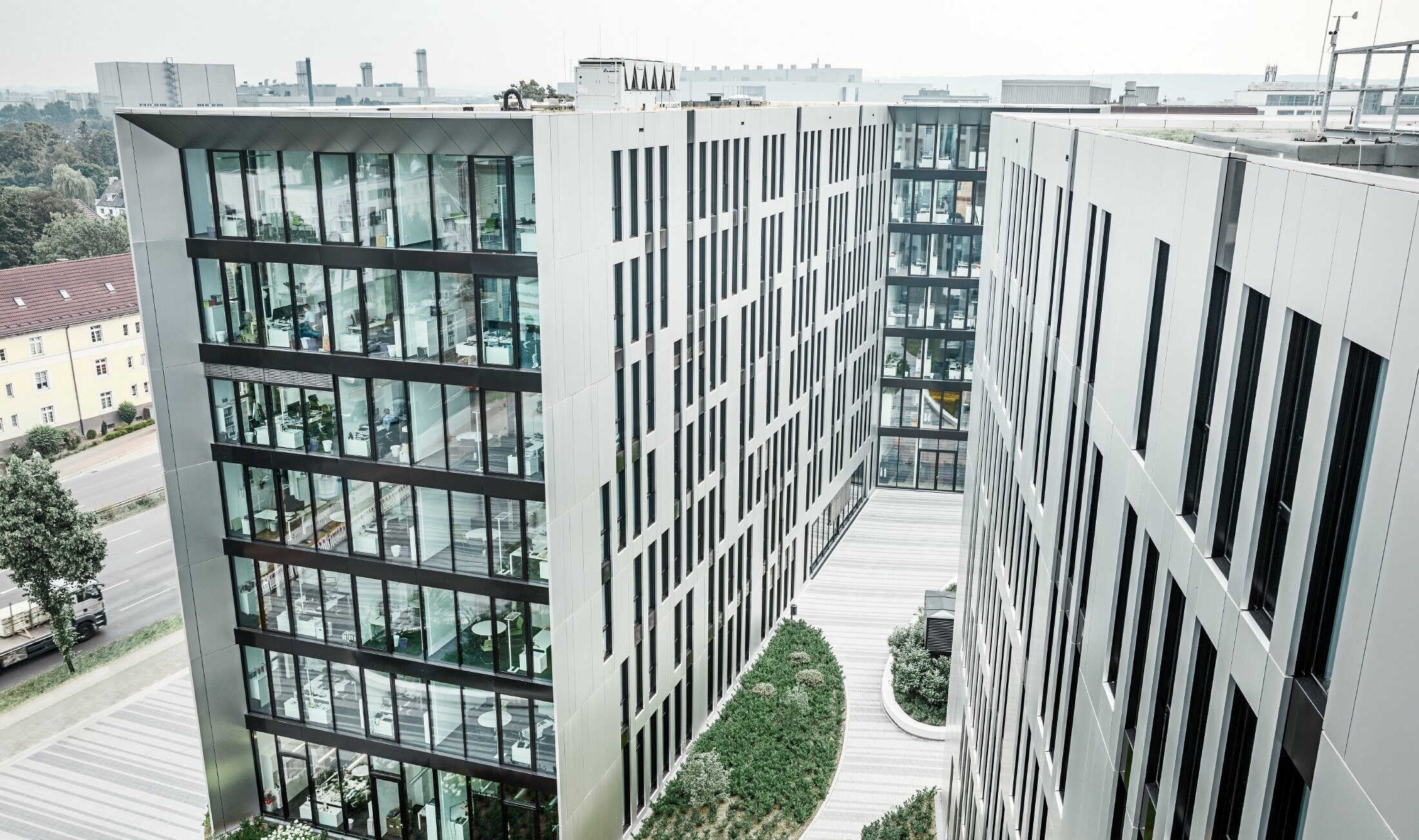 Futuristisk aluminiumfacade i aluminiumskompositplade i børstet aluminium på bygningsensemblet Clara og Robert i centrum af Düsseldorf.