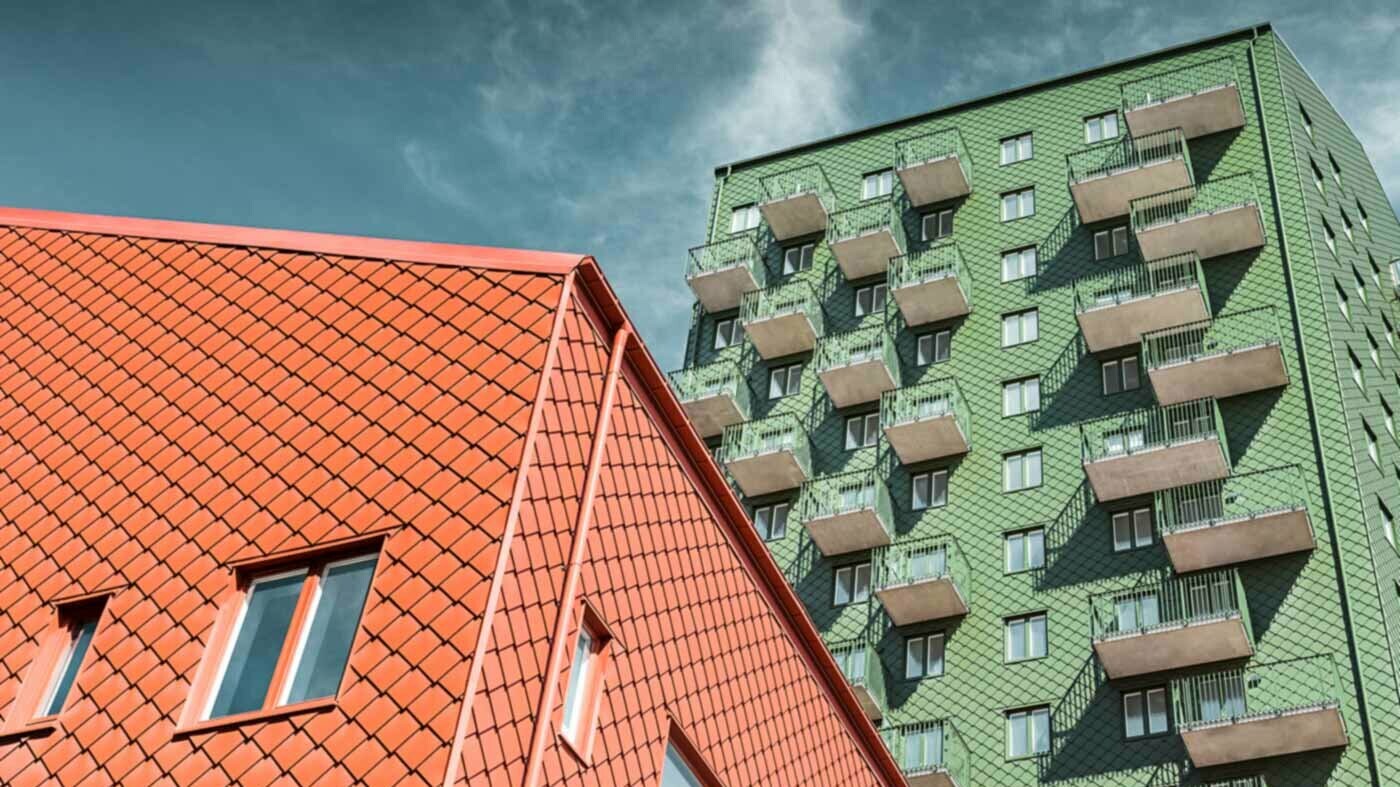 Svenske boliger med altaner og PREFA vægrombe i grøn og teglrød.