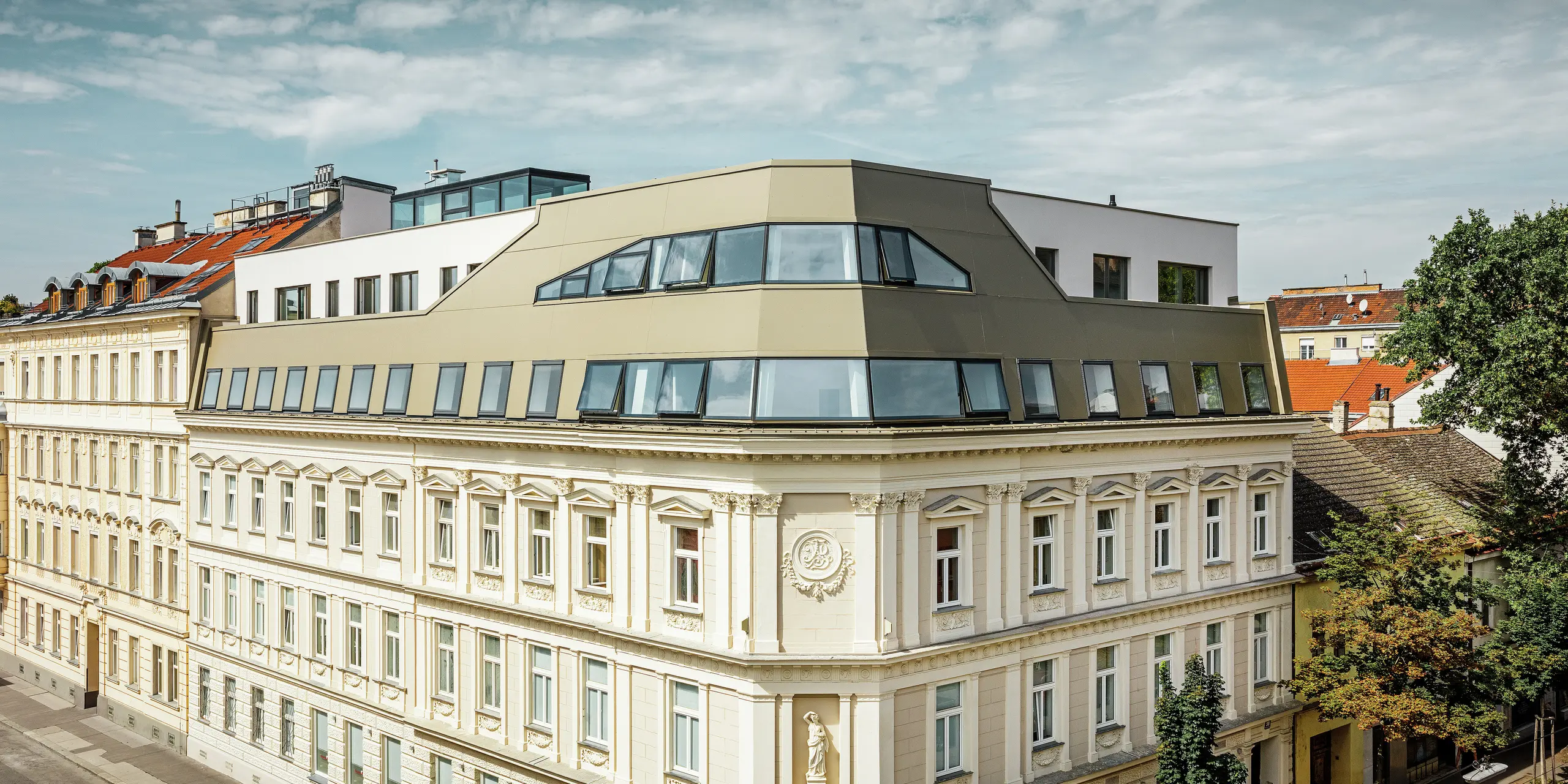 Tagfladekomplettering i Schloßhofer Straße i Wien med aluminiumskompositplade i bronze fra PREFA