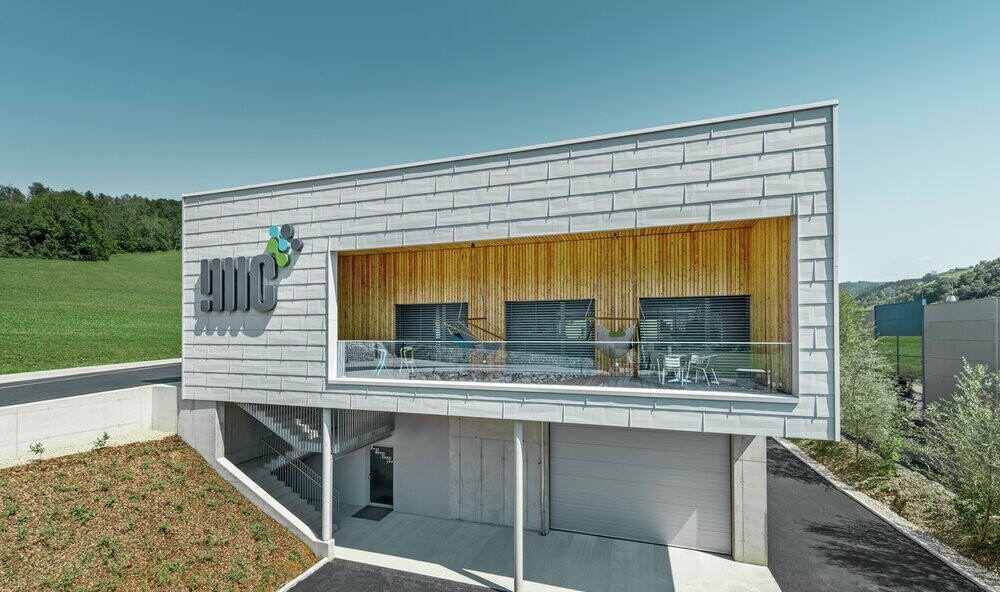 Virksomhedsbygning i Ybbsitz med fladt tag og ophængt aluminiumfacade fra PREFA, med facadepanel FX.12 i Prefahvid.