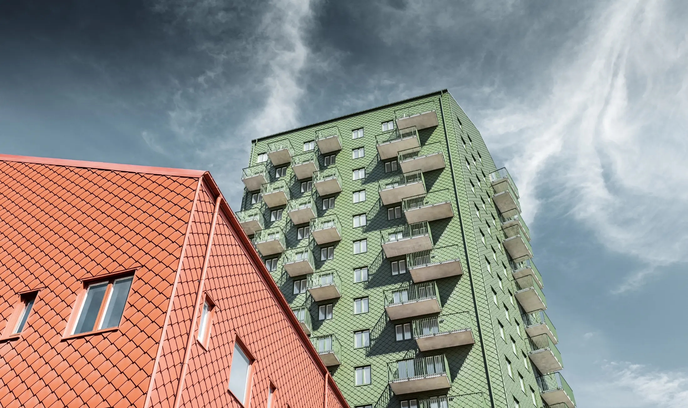Højhuse med PREFA-vægrombe med facadedesign med PREFA-vægrombe 29 × 29 i olivengrøn og teglrød