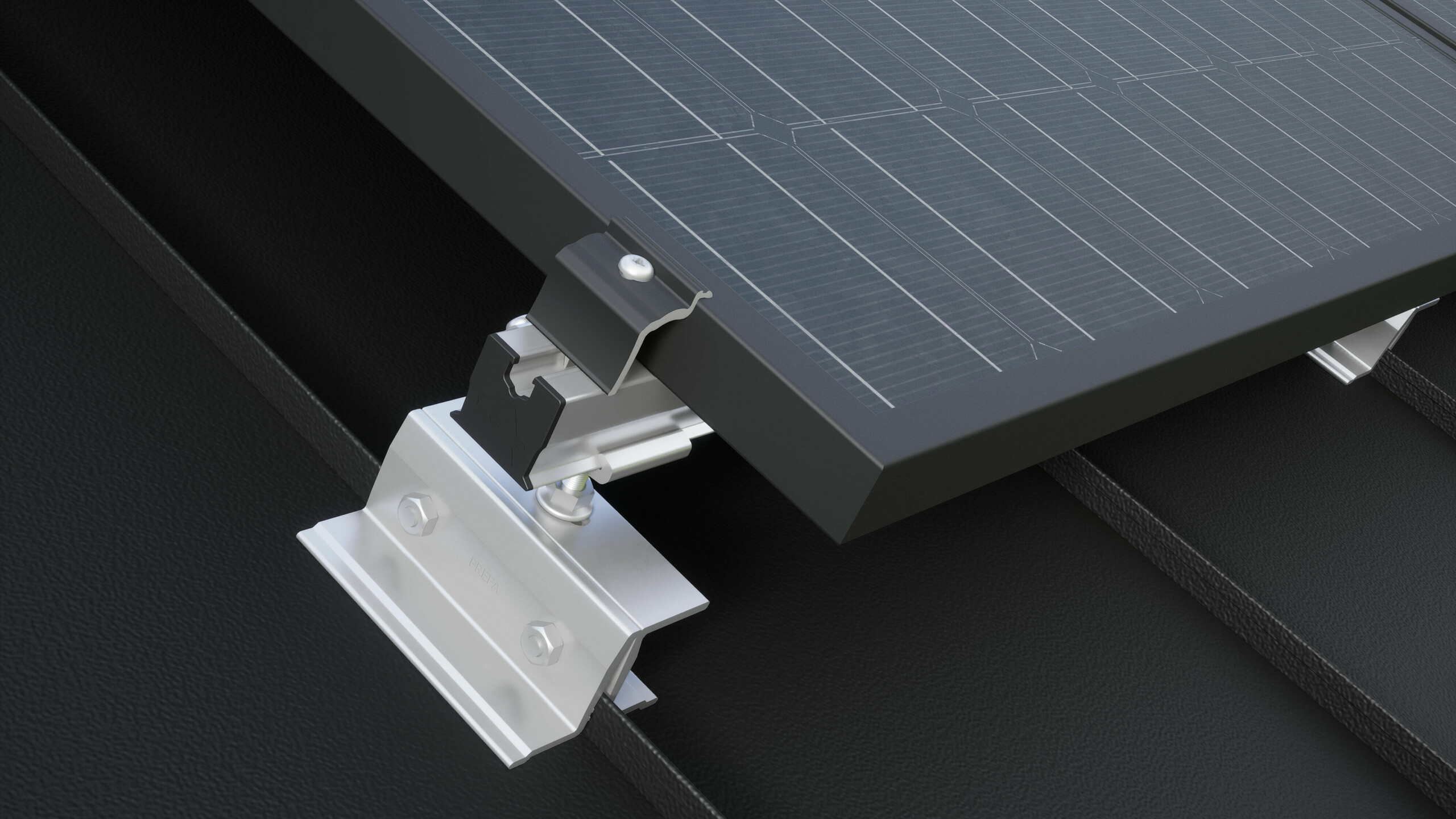 Nærbillede af PREVARIO PREFALZ solarholder, monteret på et mørkt PREFA-tag, som bærer profilskinnen. Solcellemodulet er fastgjort til profilskinnen med PREVARIO-endeklemmen.