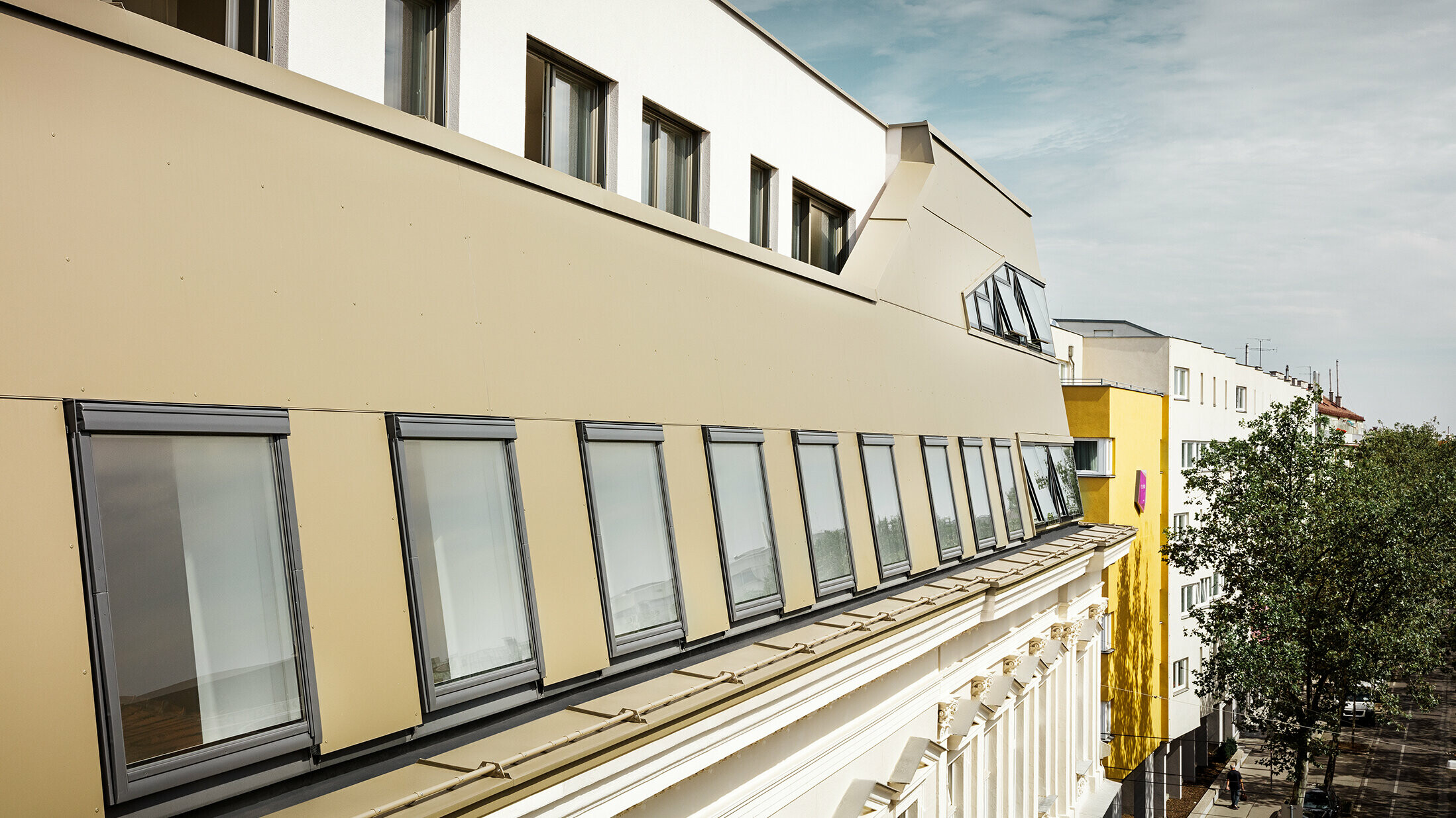 Tagfladekomplettering i Schloßhofer Straße i Wien med aluminiumskompositplade i bronze fra PREFA