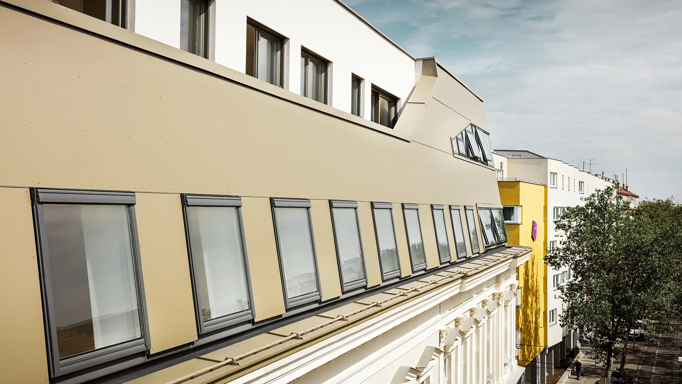 Tagfladekomplettering i Schloßhofer Straße i Wien med aluminiumskompositplade i bronze fra PREFA