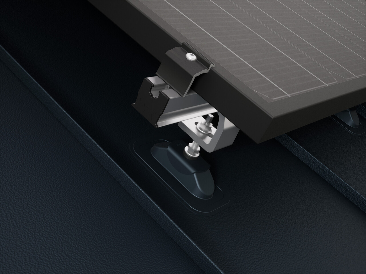 Nærbillede af PREVARIO Sunny solarholder, monteret på et PREFALZ-tag, som bærer profilskinnen. Solcellemodulet er fastgjort til profilskinnen med PREVARIO-endeklemmen.