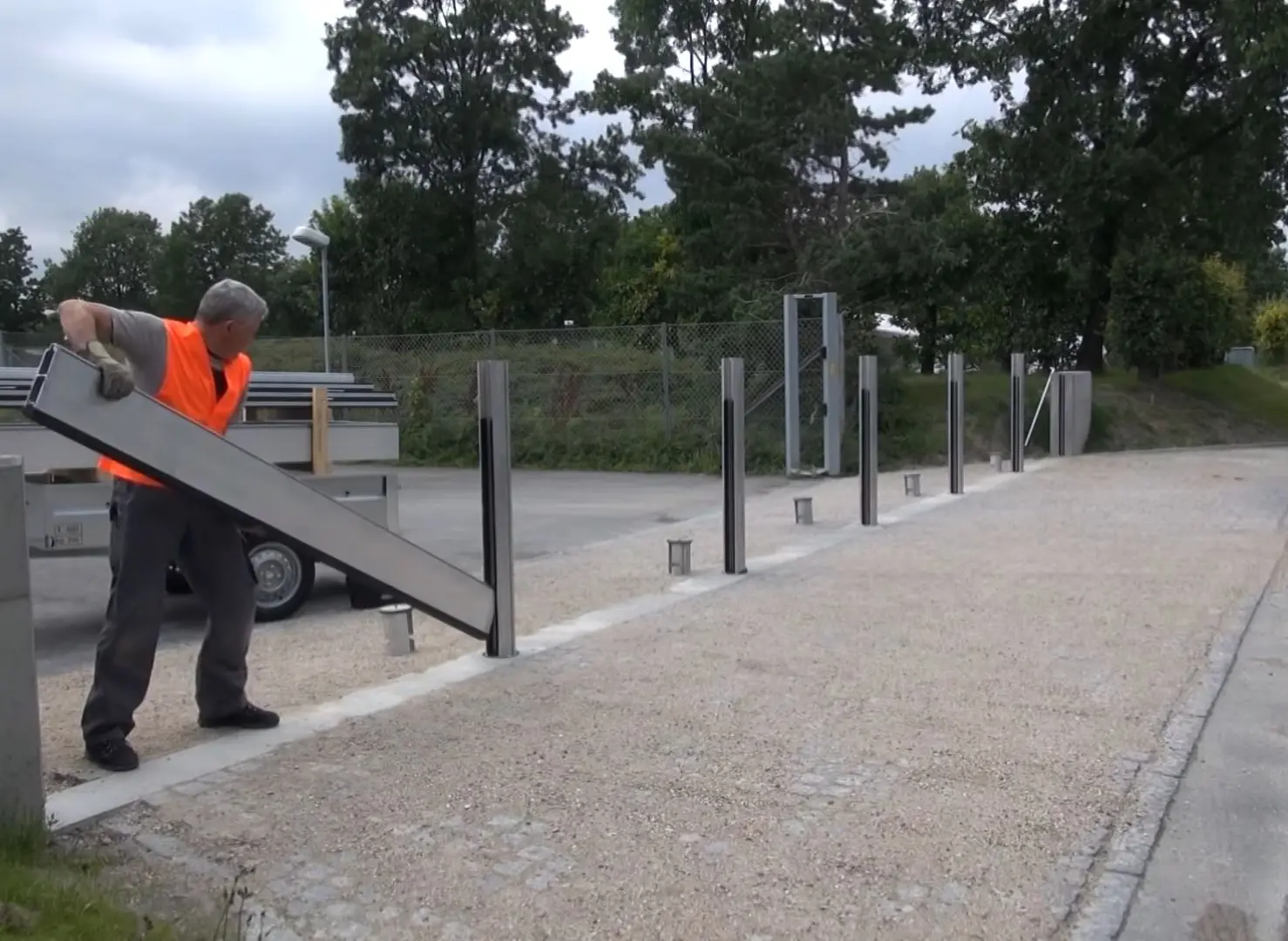 En mand installerer PREFA-højvandsbeskyttelse.
