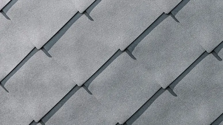 Nærbillede af PREFA-vægromber 44 × 44 i aluminium og i P.10 stengrå