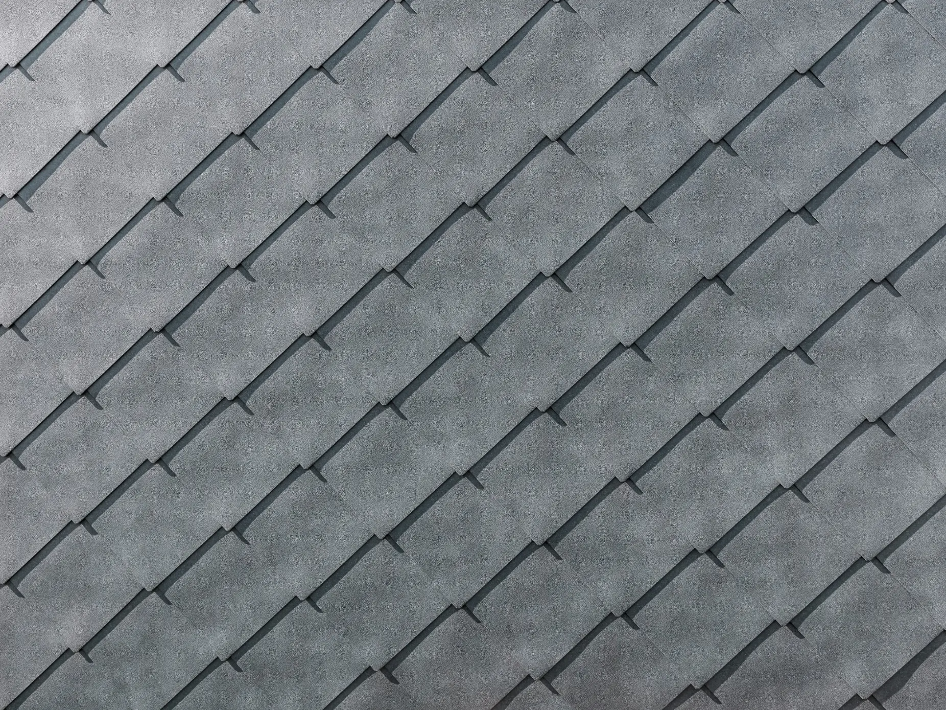 Nærbillede af PREFA-vægromber 44 × 44 i aluminium og i P.10 stengrå