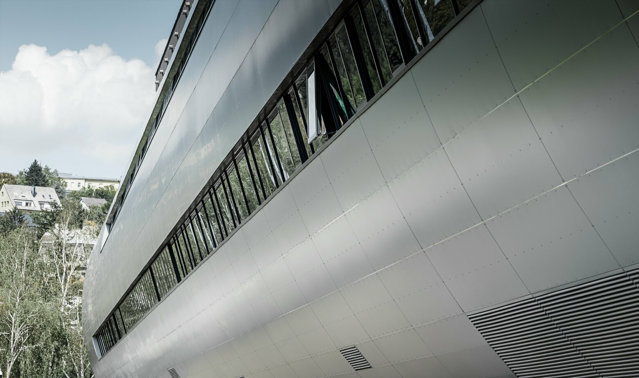 Røret set fra siden på Allianz stadion i Wien hos SK Rapid. Røret er beklædt med aluminiumkompositpladen i sølvmetallic.