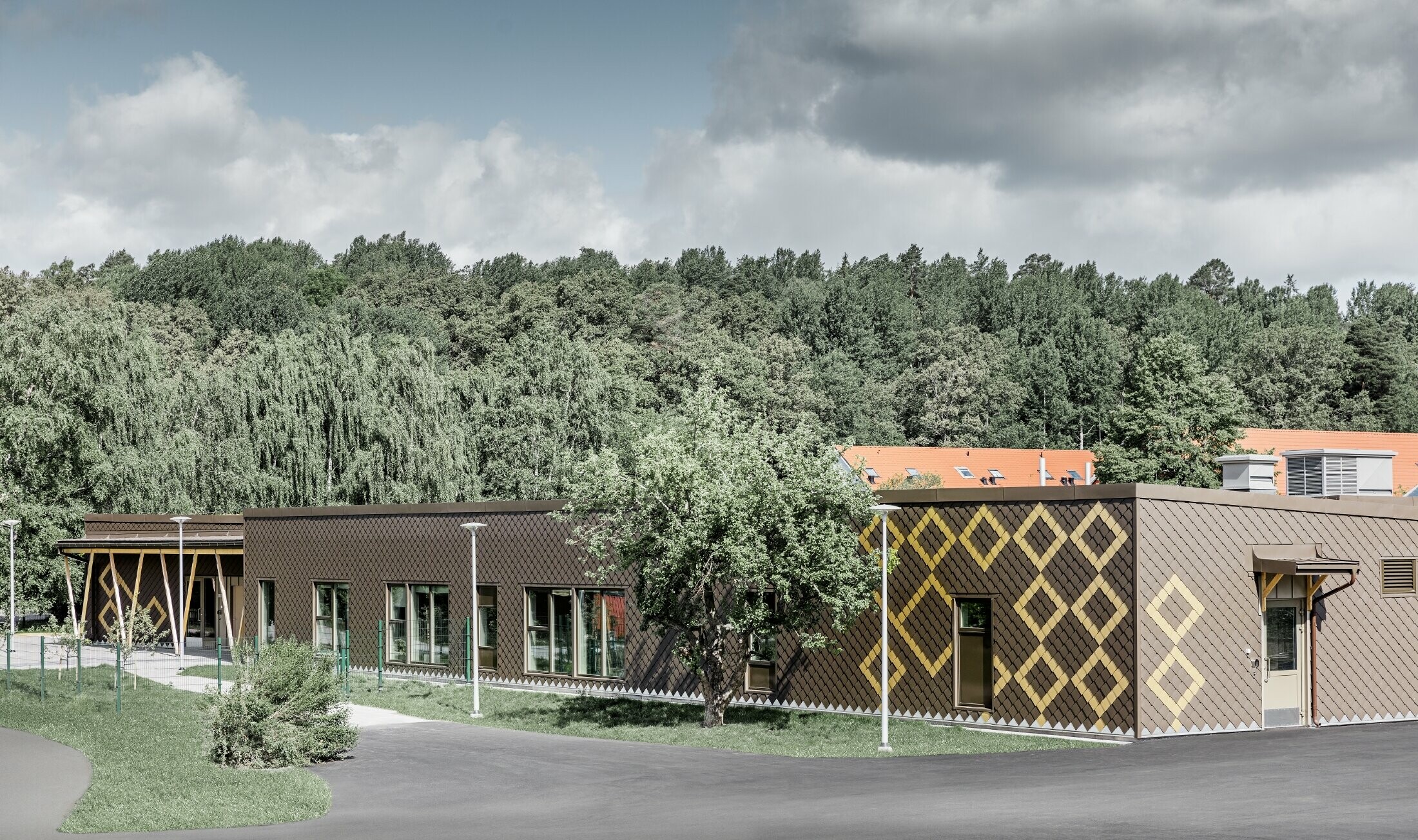 Facadebeklædningen på børnehaven i Stockholm er udført med PREFA vægrombe 20 i brun og mayaguld.