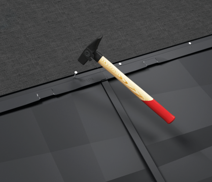 PREFA-tagpanel FX.12 fastgøres på underkonstruktionen ved hjælp af en monteringsliste og søm på produktet.