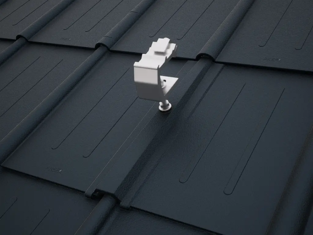 Detalje af PREVARIO solarholder Sunny Special, monteret på et mørkt tag dækket med PREFA tagplader.