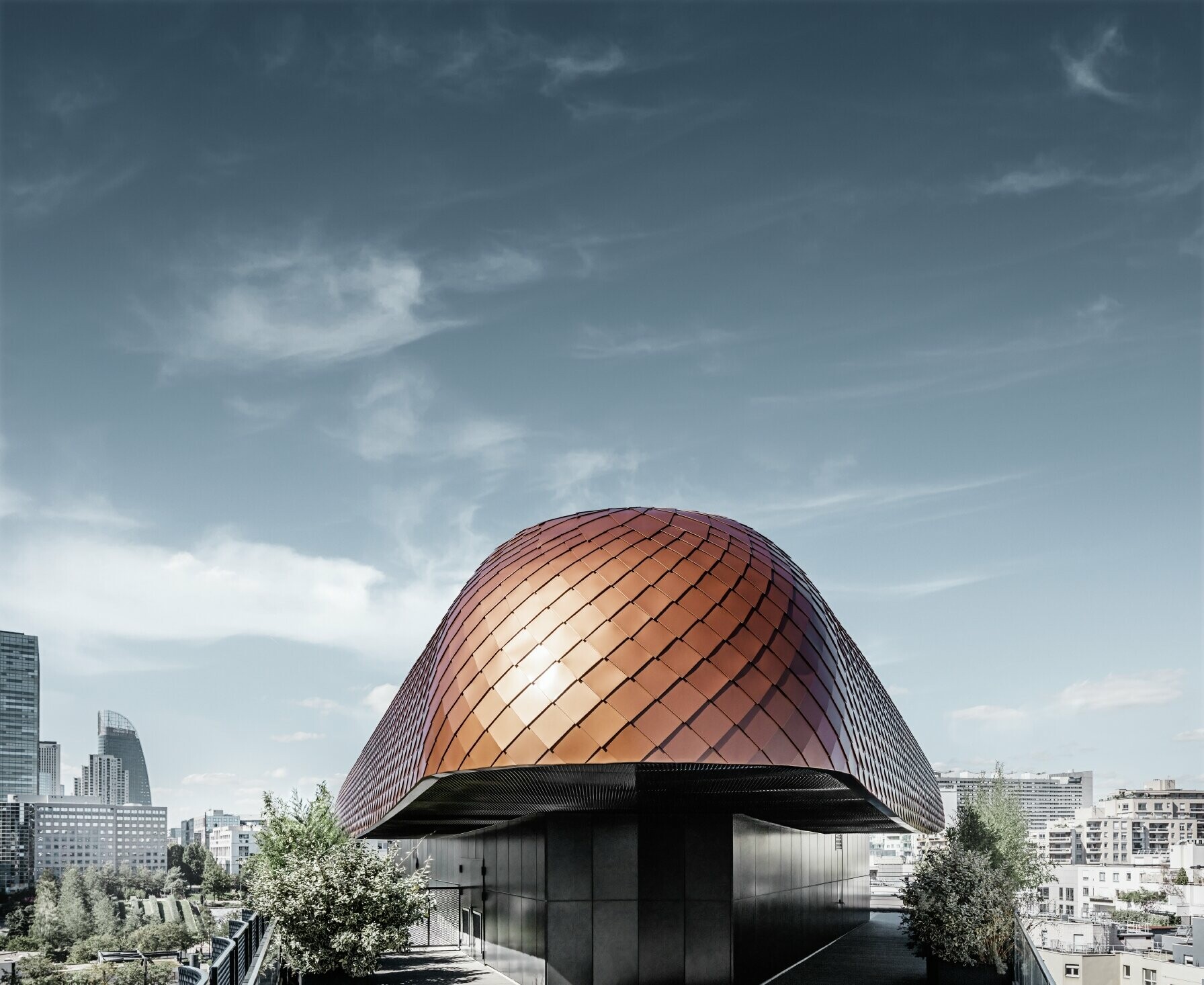 Den runde tilbygning på Blackpearl-kontorbygningen i Paris er belagt med PREFA-tagrombe 29 × 29.