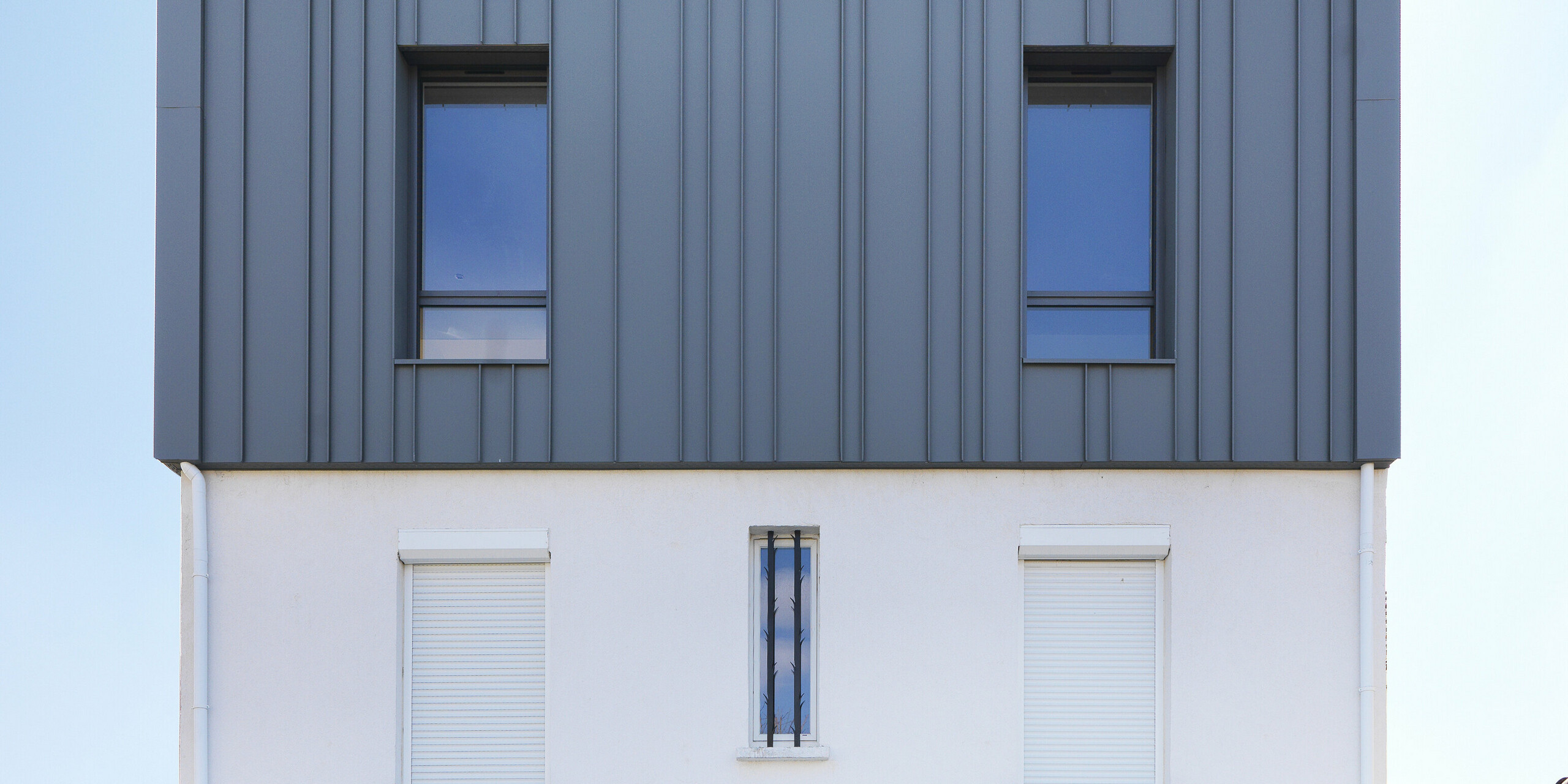 Detailansicht einer PREFALZ-Fassade in P.10 Hellgrau