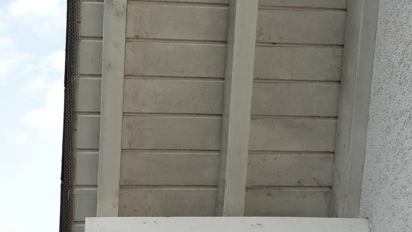 Udhæng før renovering med PREFA sidings, hvid tagunderside