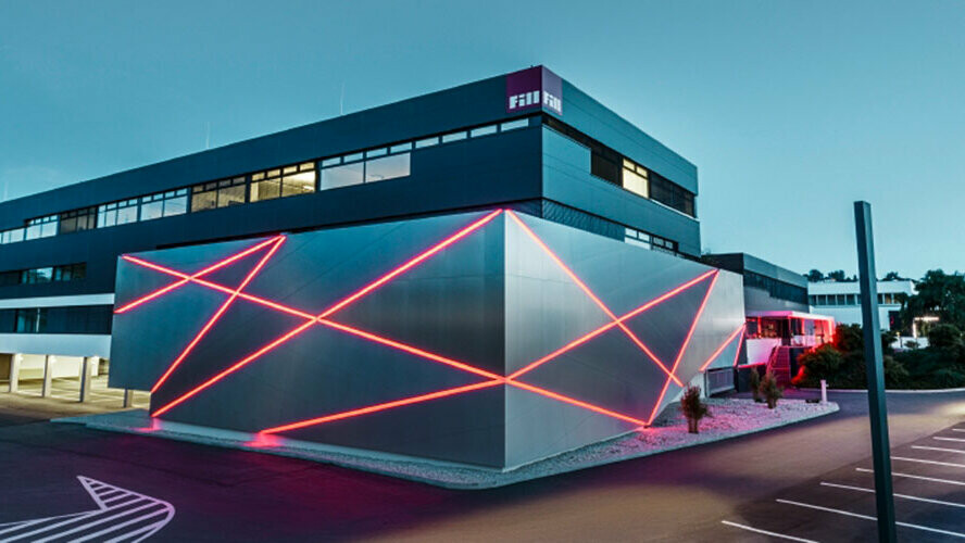 Hovedkontorets kantede facade er beklædt med PREFA kompositplader af børstet aluminium.