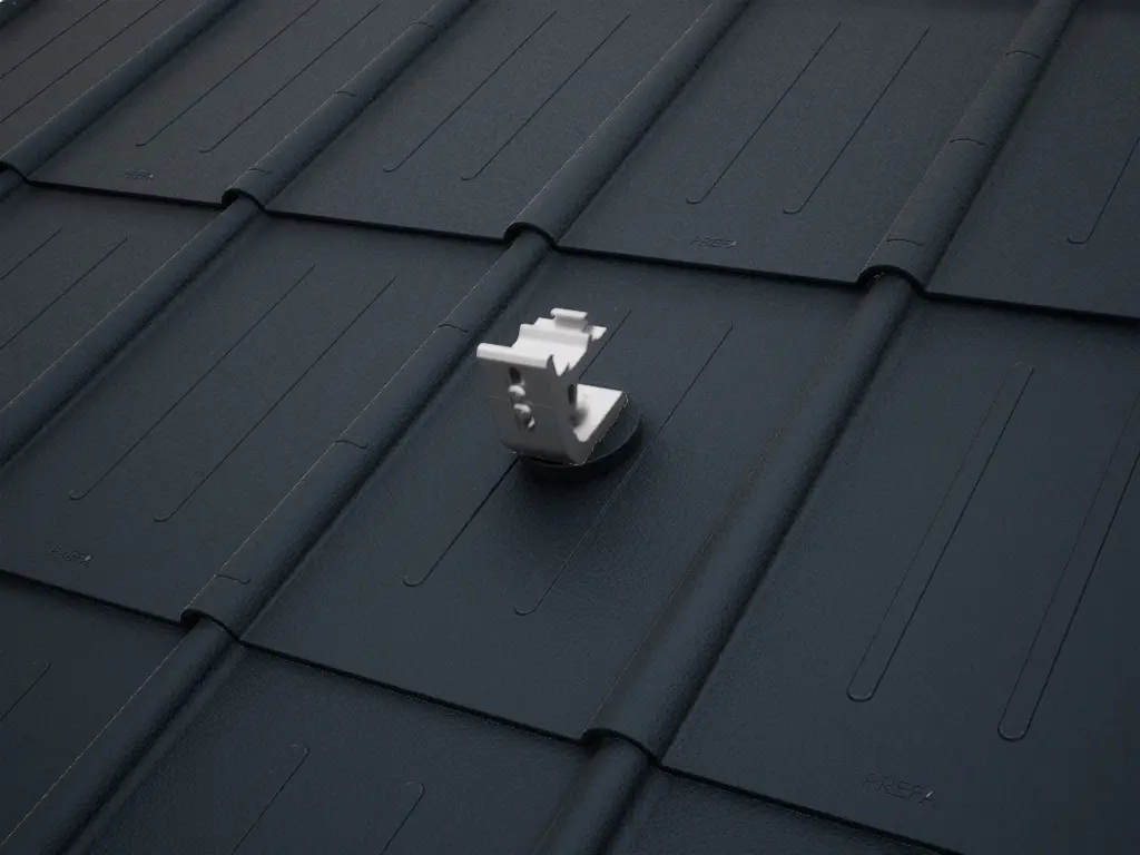 Detalje af PREVARIO 3.S solarholder, monteret på et mørkt tag med PREFA tagplader.