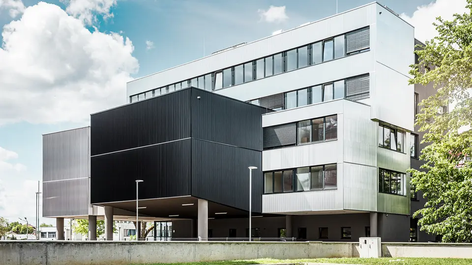 Musikskolen i Bjevolar med en moderne PREFA-facade med takket profil set fra siden. Facaden er holdt i sort og aluminiumsblank, og de geometriske former giver et markant minimalistisk design.