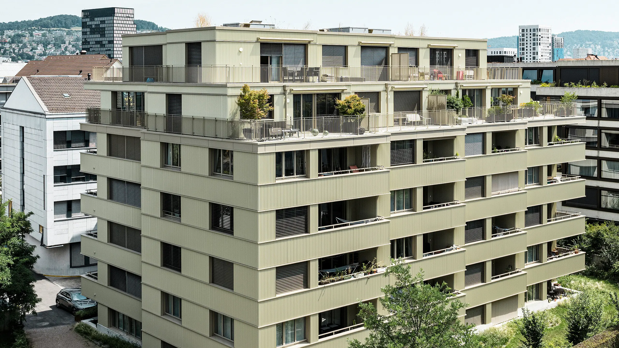 Det moderne boligbyggeri »Stetterhaus« i Altstetten, Zürich, er omgivet af en unik facade – PREFA takker i specialfarven perlemorsmetallic.