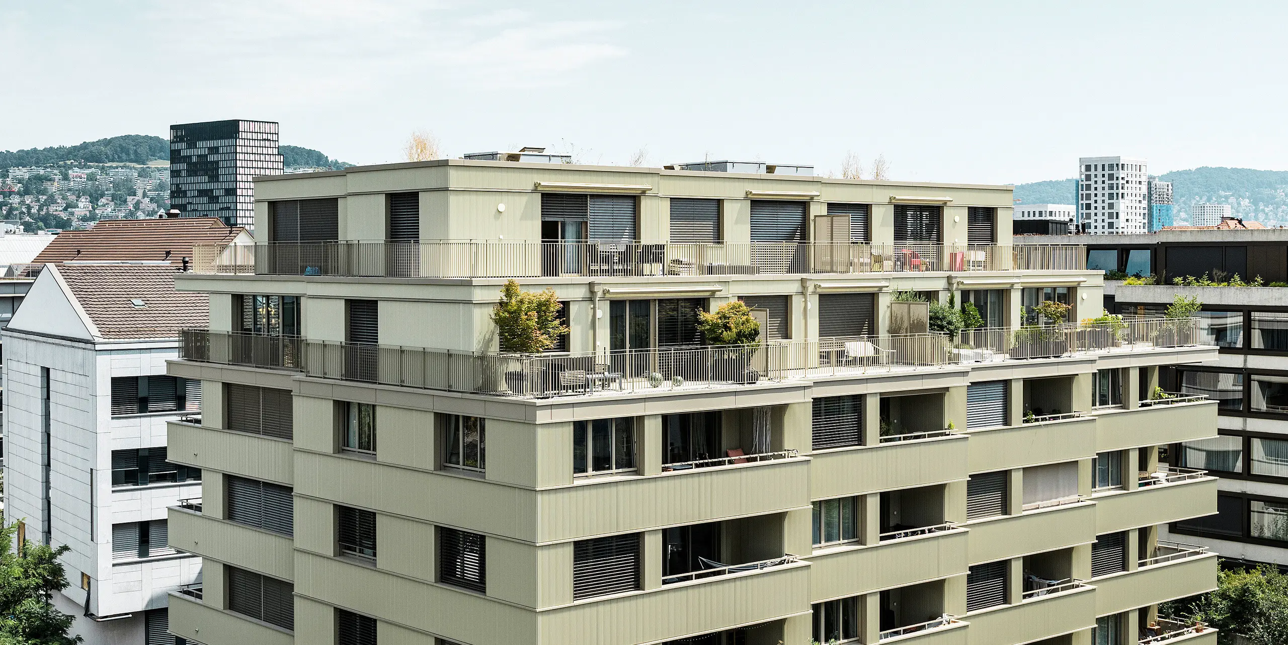 Det moderne boligbyggeri »Stetterhaus« i Altstetten, Zürich, er omgivet af en unik facade – PREFA takker i specialfarven perlemorsmetallic.