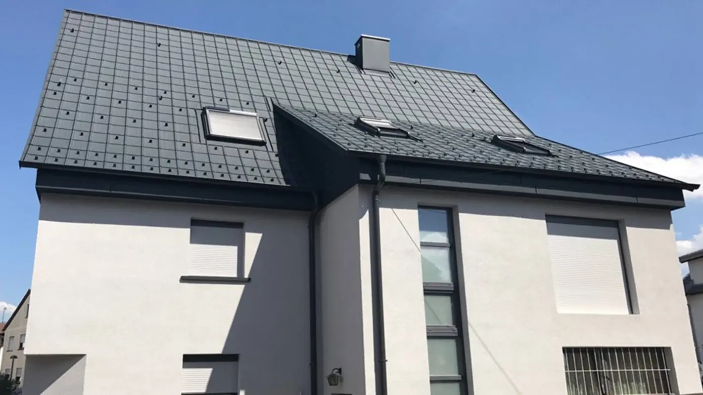 tagrenovering af saddeltag med PREFA tagplader, hvid facade