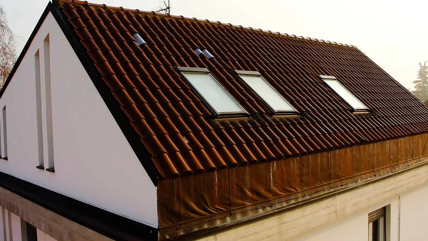 Før renovering af mansardtag med prefalz fra PREFA, inkl. tagvinduer