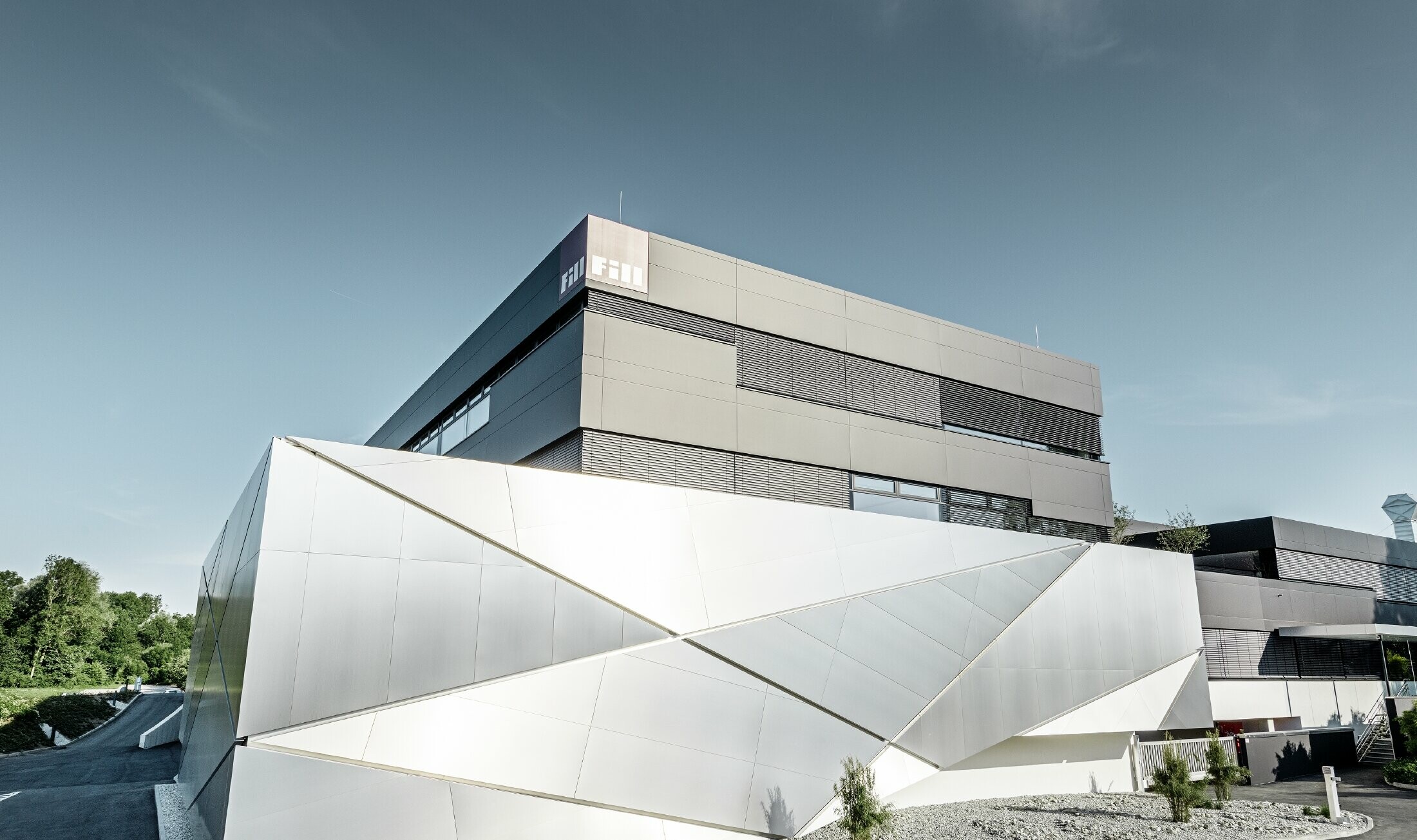 Fill Firmengebäude med futuristisk aluminiumskompositplade-facade i børstet aluminium og baggrundsbelyst fugebillede