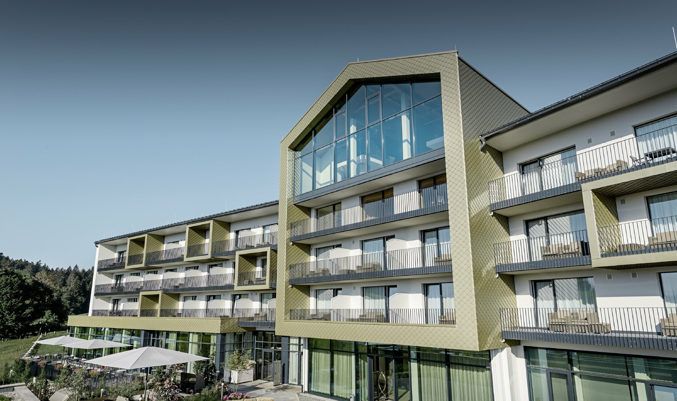 Facadedesign på Hotel Edita i Scheidegg med aluminiumromber fra PREFA i størrelsen 20 × 20 i specialfarven lys bronze.