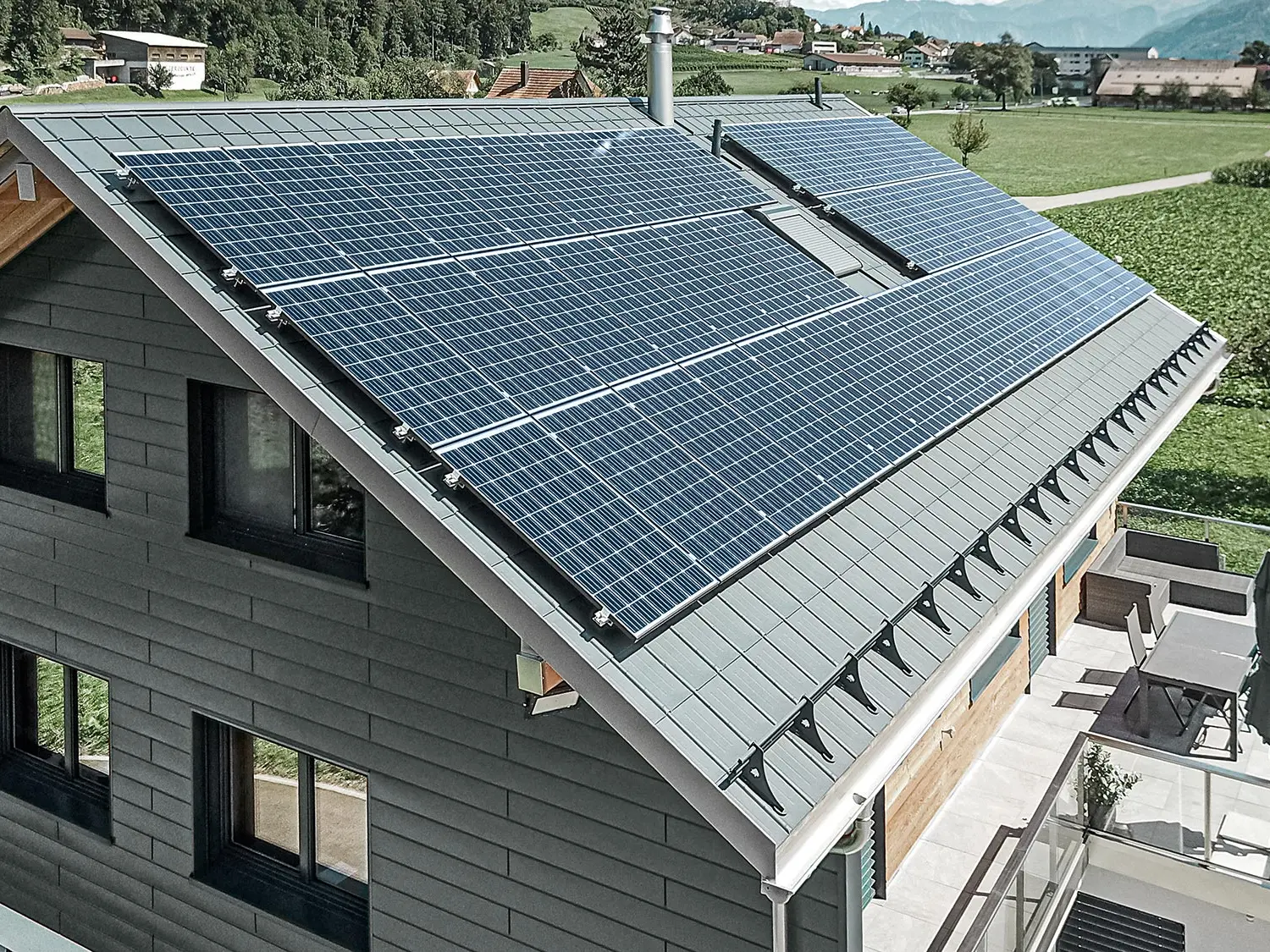 Solcelleanlæg på PREFA-tag monteret med solcelleholdere og profilskinne til sikker fastholdelse.