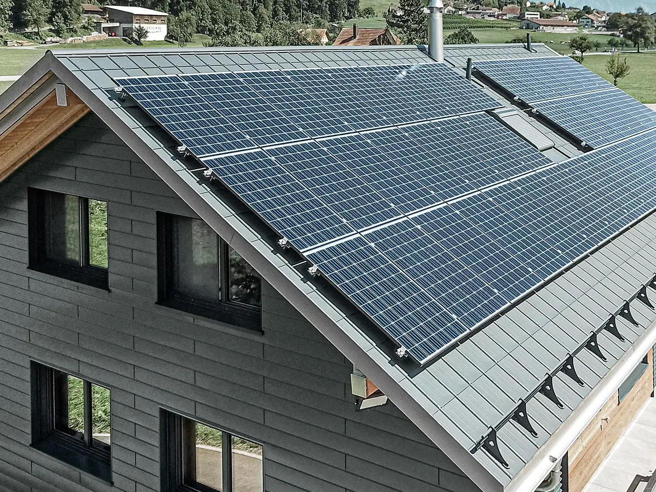 Solcelleanlæg på PREFA-tag monteret med solcelleholdere og profilskinne til sikker fastholdelse.