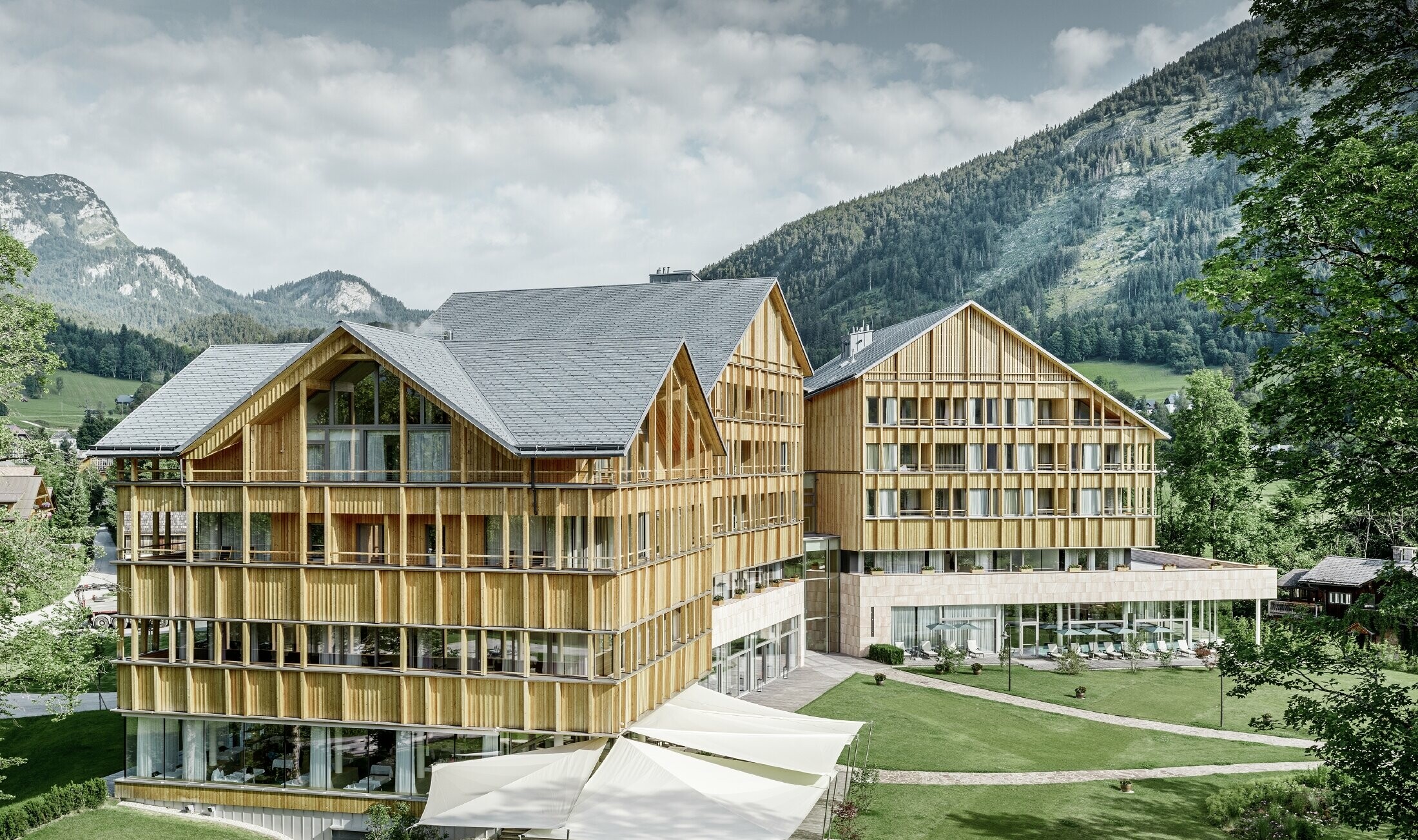 Hotel Vivamayr i Altaussee med træfacade og PREFA tagspån tag