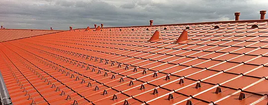 Nærbillede af et PREFA tag af aluminium i teglstenslook – PREFA tagplader i teglstenslook med snestoppere