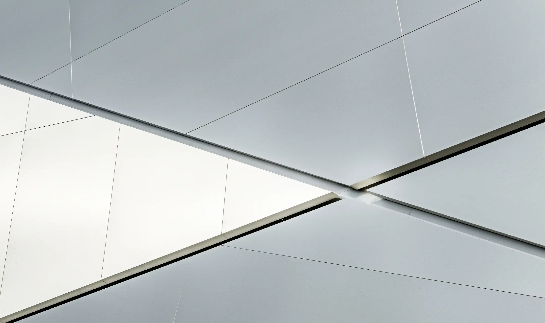 Fill Firmengebäude med futuristisk aluminiumskompositplade-facade i børstet aluminium og baggrundsbelyst fugebillede