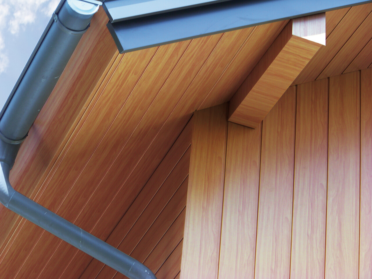 Tagundersiden er beklædt med PREFA Sidings af aluminium i naturlig eg.