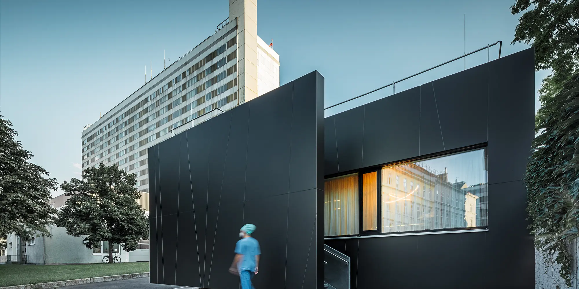 Facade på den centrale skadestue på Klinik Landstraße i Juchgasse i Wien med sortgrå PREFA-kompositplader.