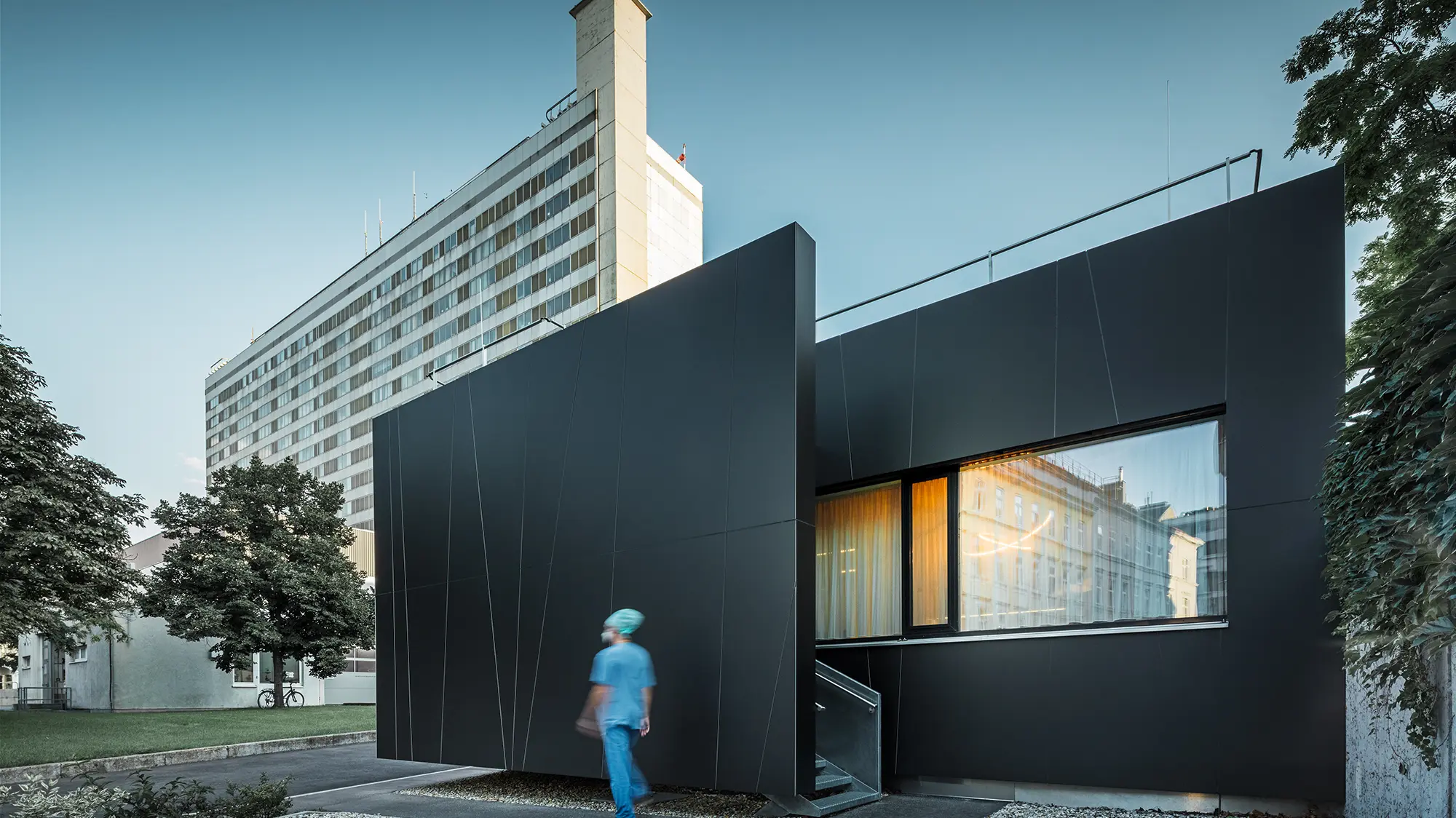 Facade på den centrale skadestue på Klinik Landstraße i Juchgasse i Wien med sortgrå PREFA-kompositplader.