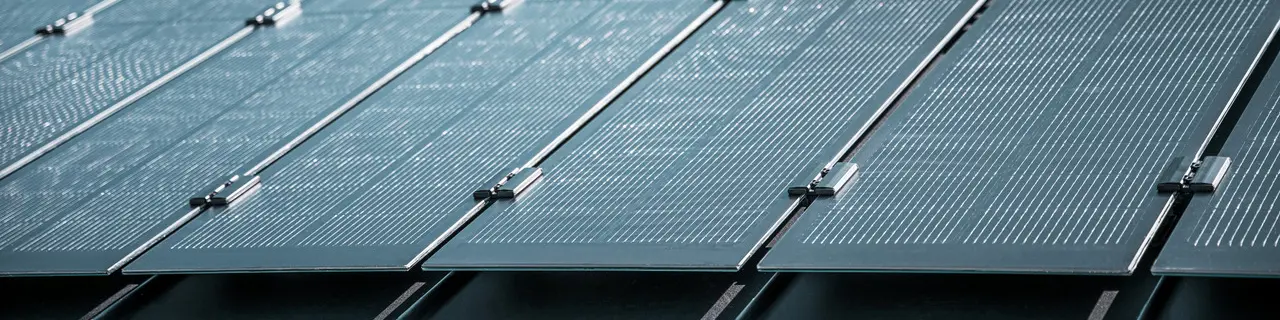 Detalje af montering af Prefalz-solcellemoduler på et tag i Meschede