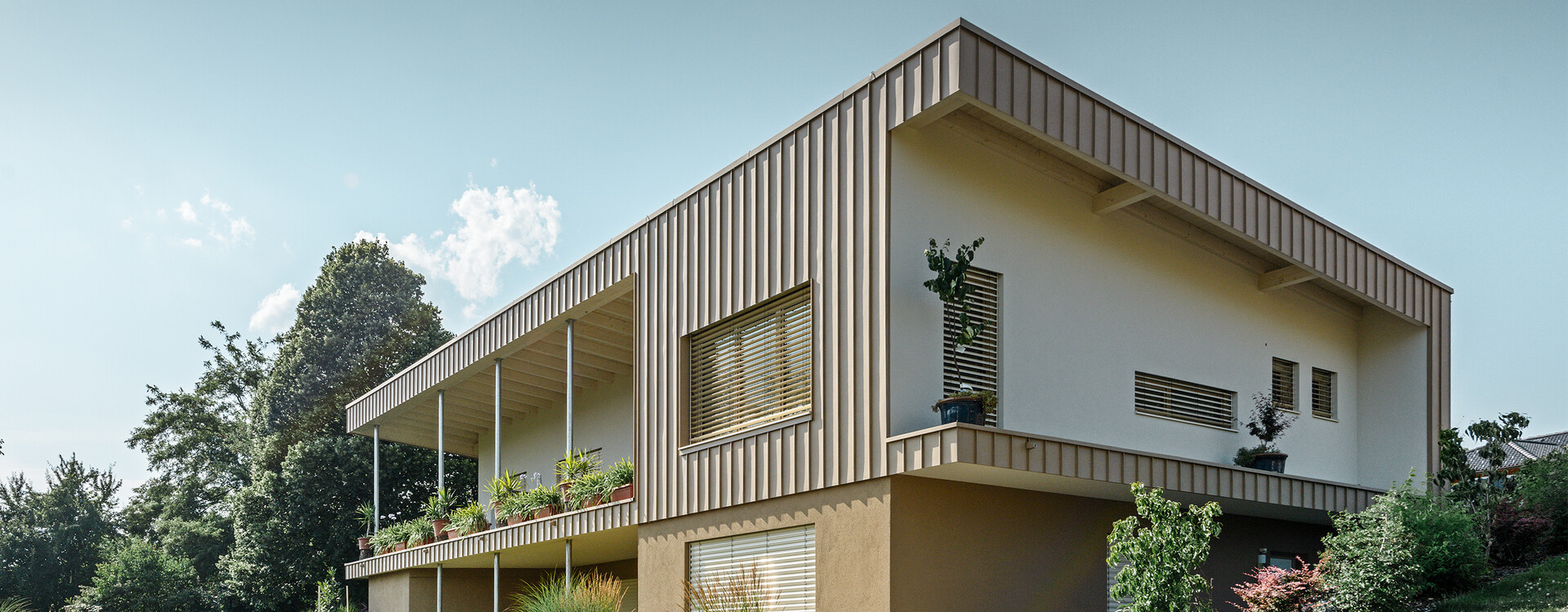 Moderne parcelhus inddækket med PREFA Prefalz facadeelementer